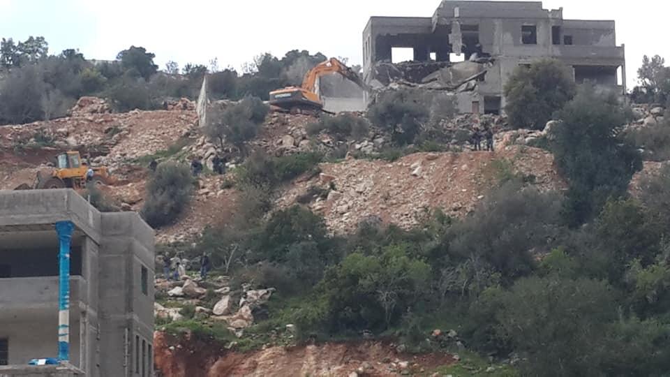 وادي عارة: جرافات وقوات الشرطة تصل إلى خور صقر وتهدم 5 مبان بادعاء عدم ترخيصها
